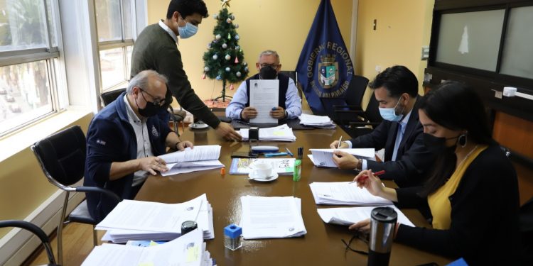 Gobernador Rodrigo Mundaca firma convenios del 6% FNDR que beneficiarán a 441 proyectos de organizaciones de la región