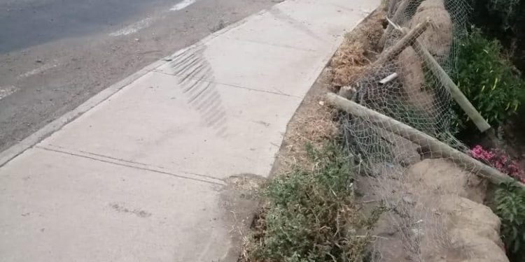 Camioneta a exceso de velocidad chocó con el cierre de una casa ubicada la calle principal de Chincolco