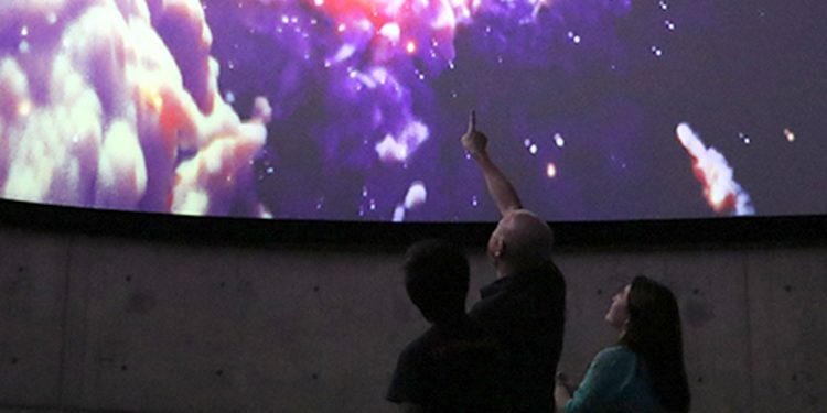 MIM llega La Ligua con muestra sobre el universo y experiencia de realidad virtual