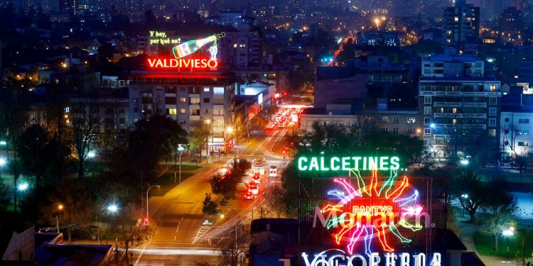 Aumentarán exigencias para letreros luminosos públicos