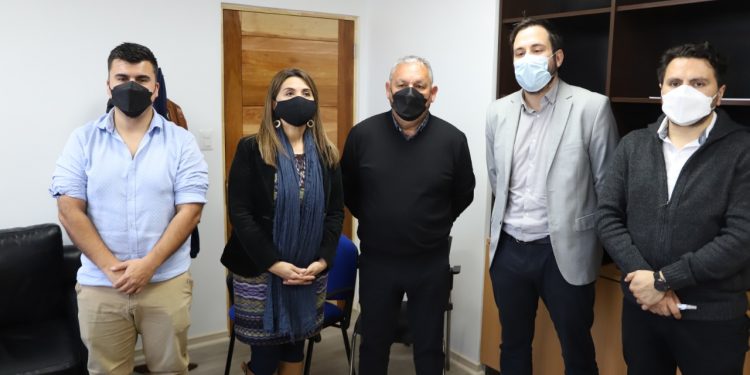 Gobernador Regional y Seremi de Bienes Nacionales anuncian creación de mesa sectorial para gestión de terrenos fiscales.