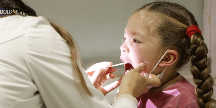Pediatras del Hospital Dr. Gustavo Fricke SSVQ llaman a los padres a evitar lugares concurridos con sus niños este invierno