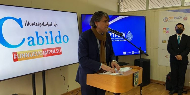 Histórico: Ministra de Minería encabezó instalación de la primera piedra del Centro Tecnológico CFT PUCV en Cabildo.