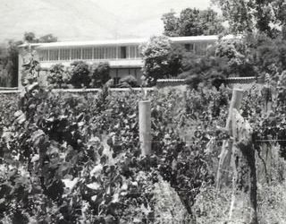 Panorámica de la casa patronal de la hacienda El Sobrante.Propiedad en ese entonces de la familia Álamos Igualt, Segunda mitad del siglo XX.