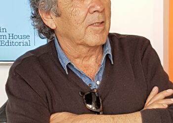 Hernán Rivera Letelier recibe el Premio Nacional de Literatura 2022.