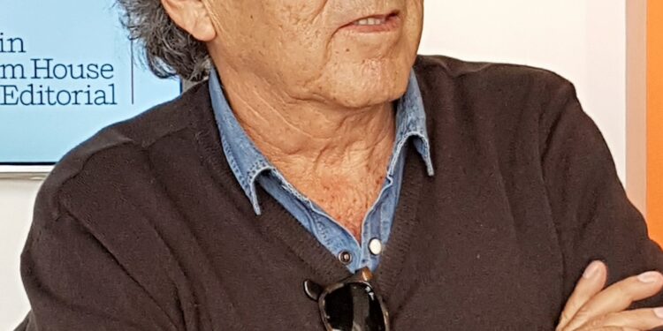Hernán Rivera Letelier recibe el Premio Nacional de Literatura 2022.