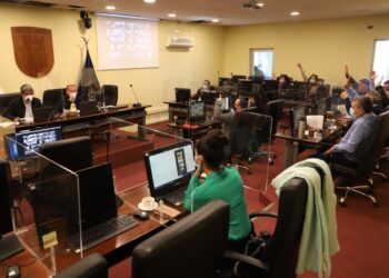 Gobierno Regional de Valparaíso aprueba adquisición de mamógrafo móvil y buses para traslado de estudiantes.