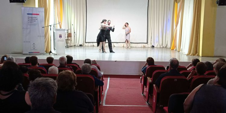 Personas mayores se lucen en gala de Tango organizada por la DPP Petorca.