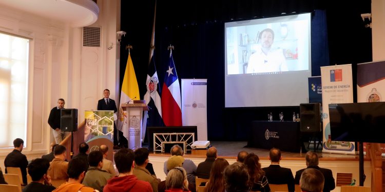 Seminario en Valparaíso destaca el potencial del hidrógeno verde para una matriz energética más sostenible.