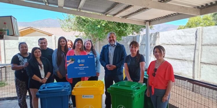 Agrupación “PMI Trencito Santa Julia” de Petorca habilitó puntos limpios para fomentar el reciclaje gracias a Fondo Concursable de Esval.